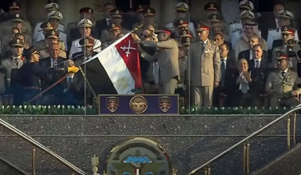الرئيس السيسي يُقلد علم القوات المسلحة وسام الجمهورية العسكري