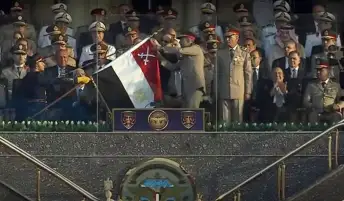 الرئيس السيسي يُقلد علم القوات المسلحة وسام الجمهورية العسكري
