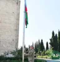 رئيس أذربيجان يرفع علم بلاده في عاصمة منطقة ناجورني كاراباخ