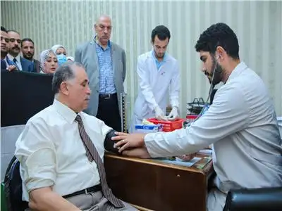 المحامين تنظم حملة للتبرع بالدم.. وعلام أول المتبرعين دعما للشعب الفلسطيني