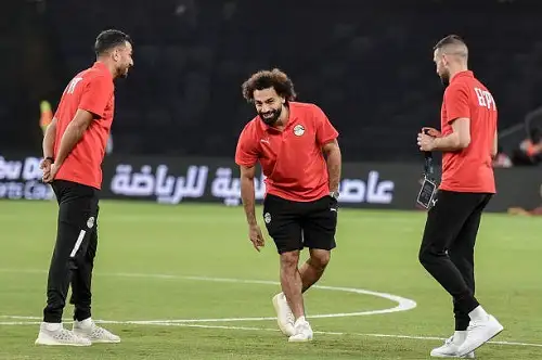 بعرض غنائي.. كيف يساعد محمد صلاح لاعبي منتخب مصر؟