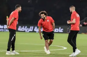 بعرض غنائي.. كيف يساعد محمد صلاح لاعبي منتخب مصر؟