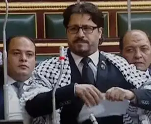 عضو بمجلس النواب يمزق نسخة من معاهدة كامب ديفيد