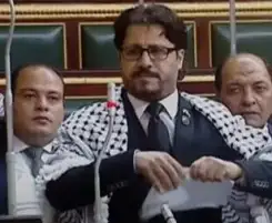 عضو بمجلس النواب يمزق نسخة من معاهدة كامب ديفيد