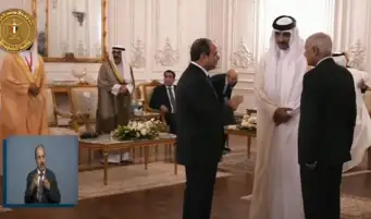 حديث ودي بين الرئيس السيسي وأمير قطر في مقر انعقاد قمة القاهرة للسلام