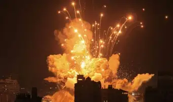 تسبب حروقا شديدة.. اتهام إسرائيل باستخدام أسلحة غير معتادة في الحرب على غزة
