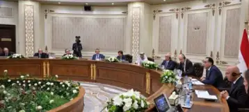 رئيس الوزراء يترأس مائدة مستديرة بحضور مسئولى كبرى الشركات العالمية في مجال النقل واللوجستيات والملاحة البحرية