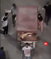 مؤلم لشاب فلسطيني يجر عربة محملة بالجرحى لأحد مستشفيات غزة