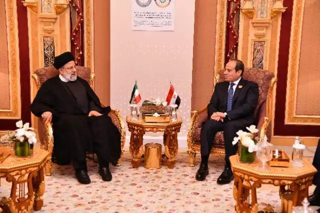 الرئيس السيسي يجري مباحثات مع نظيريه الإيراني والتركي على هامش القمة العربية الإسلامية