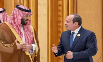 السيسي وولي العهد السعودي يعقدان لقاء على هامش قمة الرياض