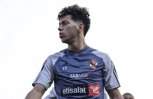 مشاجرة بين إمام عاشور ومشجع في مطار القاهرة