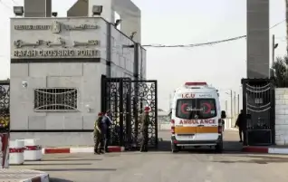 استقبال 6 مصابين ومرضى سرطان فلسطينيين في معبر رفح