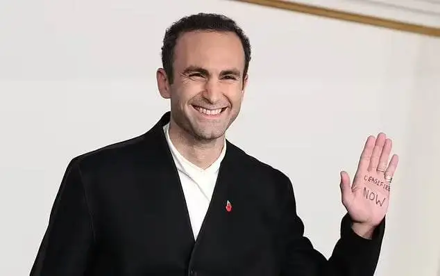 بتدوينه على كف يده.. الممثل المصري البريطاني خالد عبد الله يطالب بوقف إطلاق النار في غزة