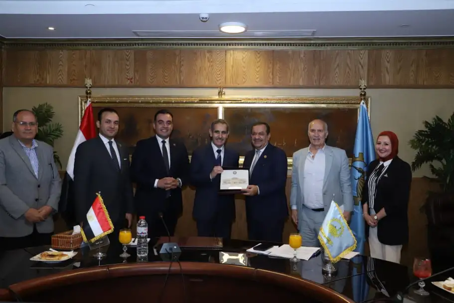 محافظ الغربية يكرم رئيس لجنة الزراعة والرى بمجلس الشيوخ