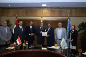 محافظ الغربية يكرم رئيس لجنة الزراعة والرى بمجلس الشيوخ