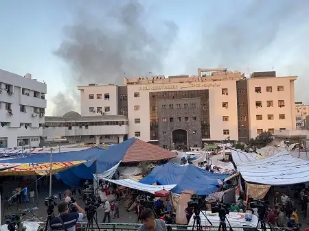 مدير مجمع الشفاء بغزة: الاحتلال يستخدم الممر الأمن المزعوم لقتل المدنيين بعد خروجهم