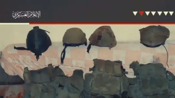 بالصور.. كتائب القسام تعرض ملابس وقلادات ومعدات عسكرية لجنود إسرائيليين