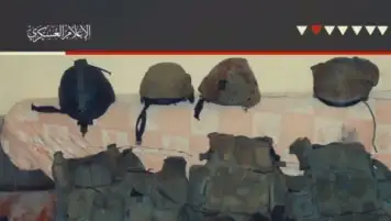 بالصور.. كتائب القسام تعرض ملابس وقلادات ومعدات عسكرية لجنود إسرائيليين
