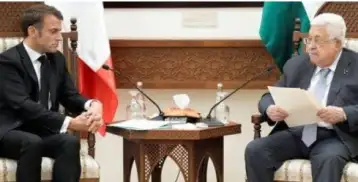 الرئيس الفلسطيني يتلقى اتصالا هاتفيا من نظيره الفرنسي ماكرون