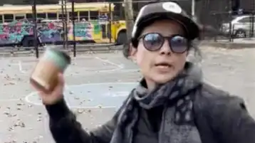 امرأة تلقي القهوة الساخنة على رجل وابنه لارتدائهما وشاح فلسطين.. وشرطة نيويورك تفرج عنها
