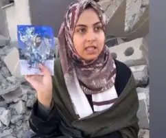 كل طفولتي تلخصت في صورة.. فلسطينية تتفقد منزلها المدمر بقطاع غزة