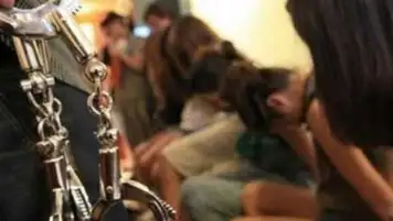 بـ500 جنيه في الساعة.. ضبط شبكة دعارة بجمصة