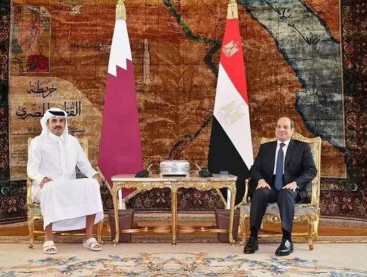 أمير قطر يتسلم رسالة خطية من الرئيس السيسي تتعلق بالعلاقات الثنائية