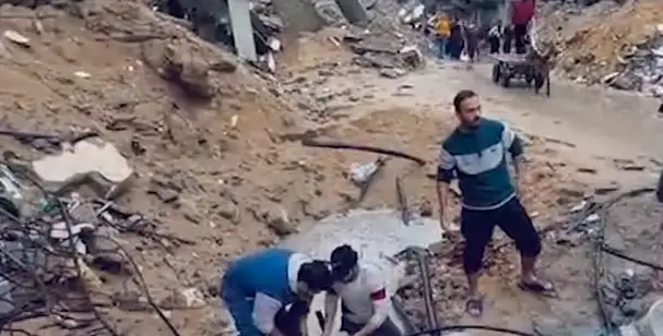 حدث في غزة.. مياه تخرج من تحت الأرض بسبب حفرة أحدثها قصف إسرائيلي