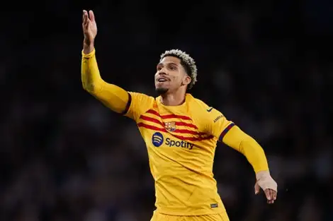 «غلق الطريق أمام البايرن».. برشلونة يسعى لتمديد عقد أراوخو