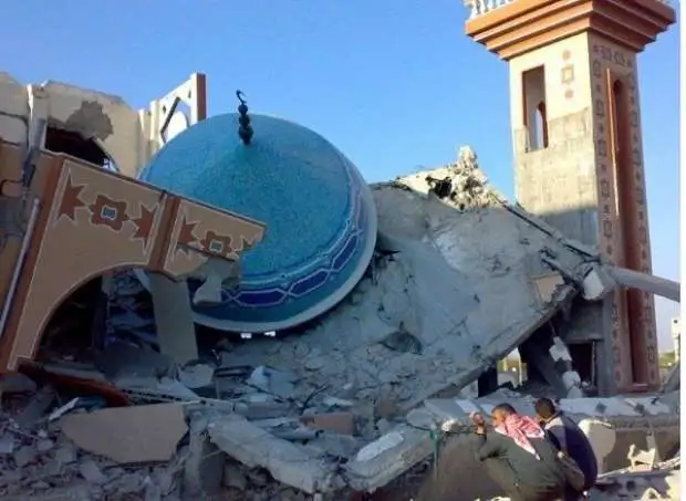 رفع الآذان من فوق أنقاض مسجد قصفته إسرائيل في غزة
