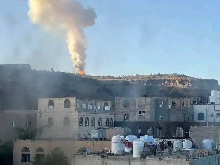 انفجارات عنيفة تهز جبل عطان في صنعاء وتضارب الروايات حول الأسباب