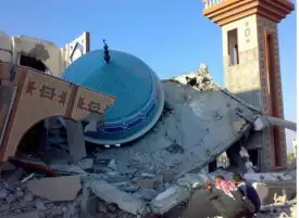 رفع الآذان من فوق أنقاض مسجد قصفته إسرائيل في غزة