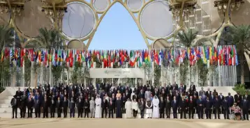 الرئيس السيسي يتوسط صورة تذكارية مع القادة المشاركين في قمة المناخ COP28