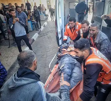 فيديو.. قوات الاحتلال تتعمد استهداف طواقم الدفاع المدني خلال محاولتها إنقاذ مصابين في غزة