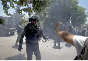 إصابة 3 فلسطينيين بالرصاص الحي خلال هجوم مستوطنين على بلدة قراوة بني حسان