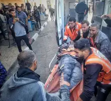 فيديو.. قوات الاحتلال تتعمد استهداف طواقم الدفاع المدني خلال محاولتها إنقاذ مصابين في غزة