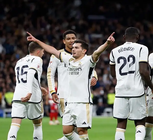 ريال مدريد يهزم غرناطة بثنائية ويستعيد صدارة الدوري الإسباني