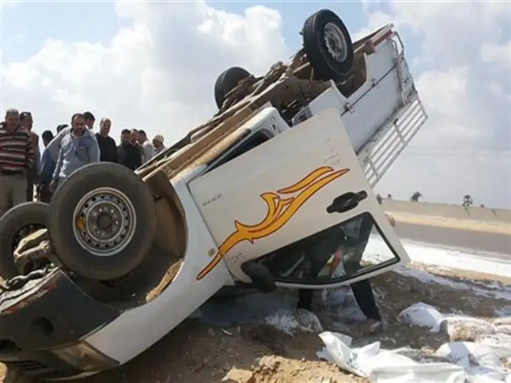 إصابة 9 أشخاص في انقلاب سيارة ربع نقل بالجيزة