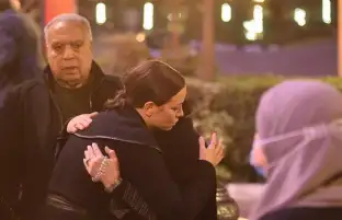 أشرف زكي وروجينا وإيمان العاصي أول الحاضرين في عزاء الراحل أشرف عبدالغفور