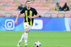 منافس الأهلي المحتمل.. مدافع اتحاد جدة يغادر مباراة ضمك مصابا