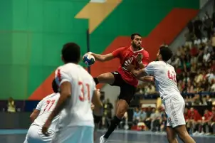 وصول طاقم التحكيم إلى الإمارات استعدادًا لمباراة كأس السوبر لكرة اليد