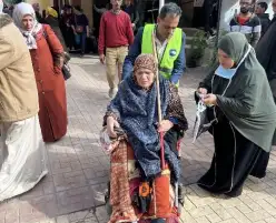انتخابات الرئاسة.. مسنة تدلي بصوتها على كرسي متحرك بالمرج: الناس لازم تنزل