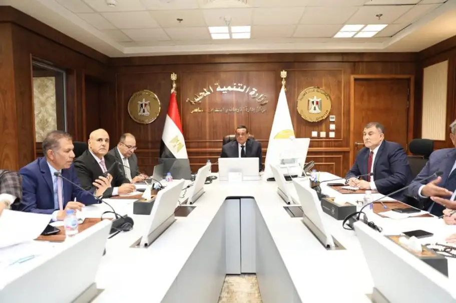 وزير التنمية المحلية يتابع سير العملية الانتخابية مع المحافظين عبر مركز الشبكة الوطنية للطوارئ والسلامة العامة