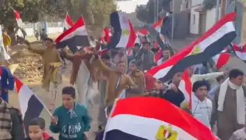 على أغنية "تسلم الأيادي".. الناخبون يواصلون التوافد على لجان التصويت في أطفيح