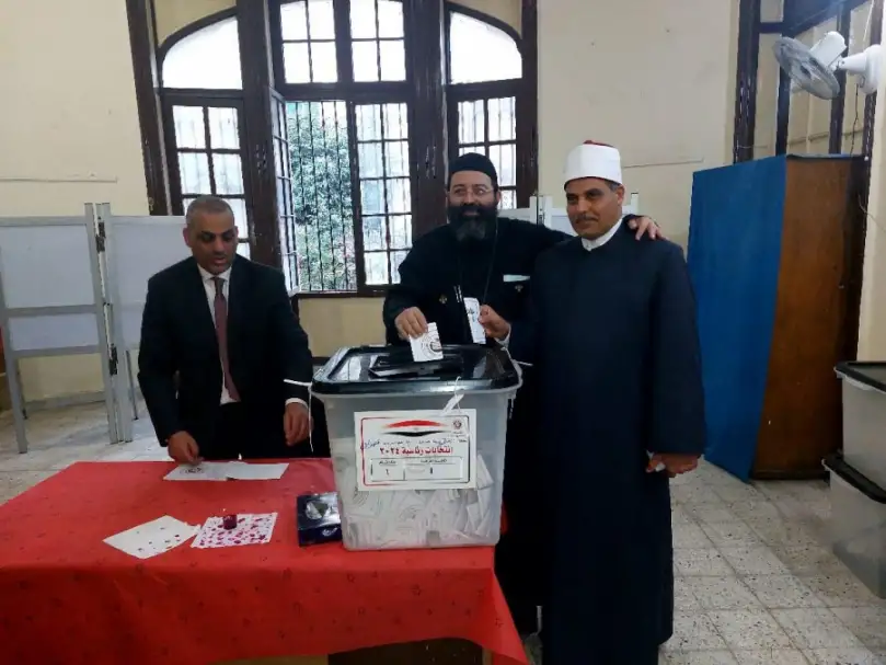 رئيس جامعة الأزهر السابق وكاهن كنيسة العذراء يدليان بصوتهما في قصر الدوبارة بقصر النيل
