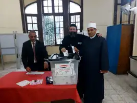 رئيس جامعة الأزهر السابق وكاهن كنيسة العذراء يدليان بصوتهما في قصر الدوبارة بقصر النيل