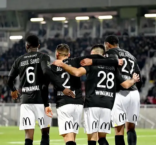 يويفا يفرض غرامات على ليجيا وارسو ولانس بسبب شغب جماهيرهما