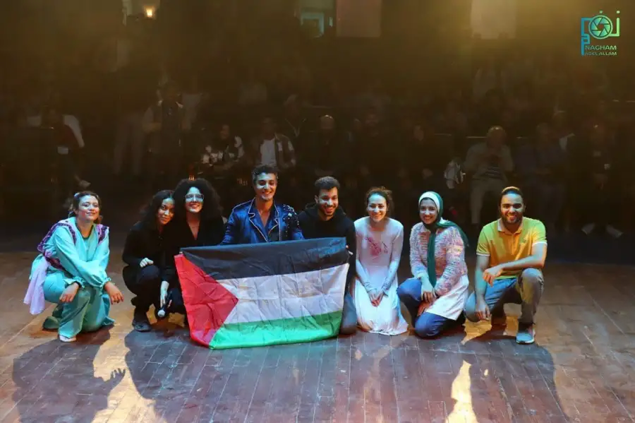 صُنّاع عرض الطائر الأزرق يرفعون علم فلسطين تضامنا مع أهالي غزة