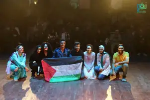 صُنّاع عرض الطائر الأزرق يرفعون علم فلسطين تضامنا مع أهالي غزة