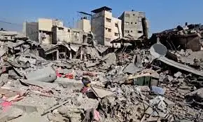 مشاهد مأساوية من ساحة مستشفى كمال عدوان .. الاحتلال يدهس الخيام ويدفن مرضى ونازحين أحياء